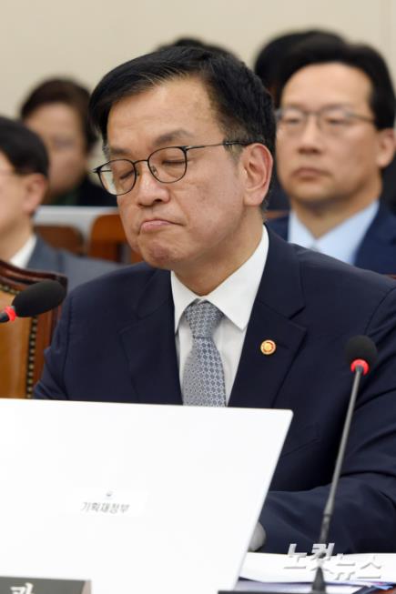 최상목 경제부총리 겸 기획재정부 장관이 17일 서울 여의도 국회에서 열린 기획재정위원회 전체회의에 출석해 굳은 표정을 짓고 있다.