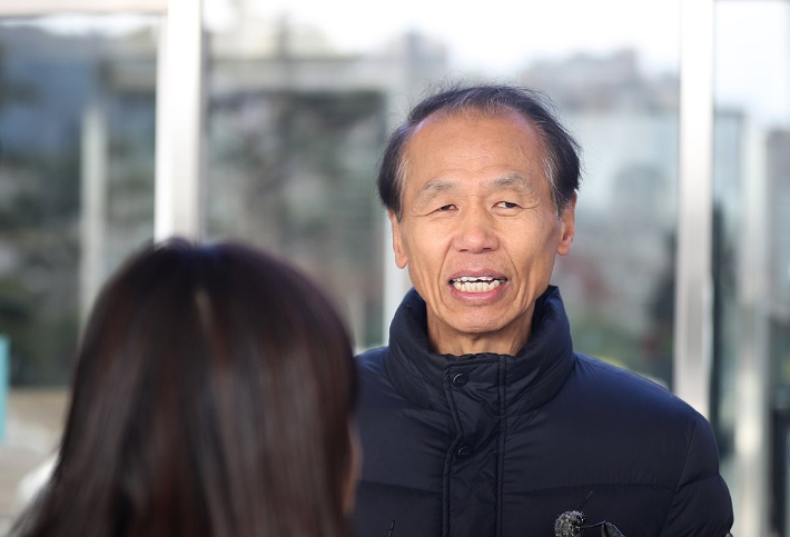 춘천 레고랜드 조성 사업과 관련해 업무상 배임 등 혐의를 받는 최문순 전 강원도지사가 지난 11월 29일 오후 검찰 소환조사를 받기 위해 춘천지검에 출석하기 전 취재진의 질문에 답하고 있다. 연합뉴스