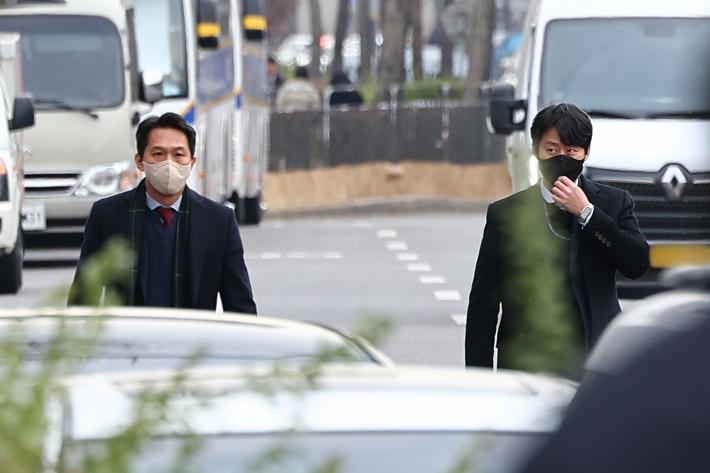 12·3 비상계엄 사태를 수사하는 공조수사본부 관계자들이 16일 서울 용산구 한남동 대통령 관저 앞에서 윤석열 대통령에 출석요구서 전달을 실패한 뒤 이동하고 있다. 연합뉴스