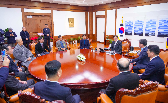 강기정 광주광역시장은 오월단체, 시민단체, 종교계 대표들과 함께 17일 국회를 방문 "비상계엄 해제 및 탄핵소추안 의결로 위기의 대한민국을 지켜낸 국회가 든든하다"며 감사인사를 전했다. 광주시 제공