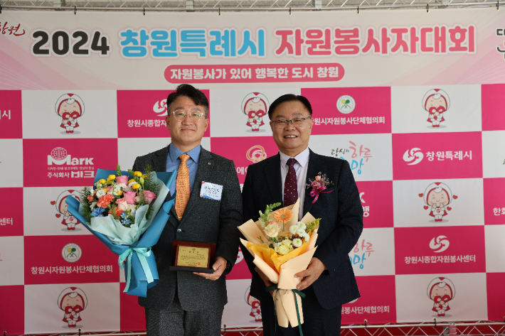 한화에어로스페이스 이경훈 창원3사업장장이 홍남표 창원특례시장으로 부터 표창패를 수상했다. 한화에어로스페이스 제공