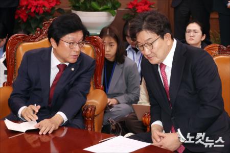 국민의힘 권성동 당대표 권한대행 겸 원내대표와 박형수 원내수석부대표가 17일 오후 서울 여의도 국회에서 열린 국회의장 주재 여야 원내대표 회동에서 대화를 하고 있다.