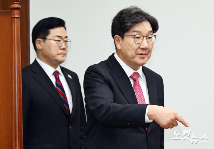 권성동(오른쪽) 국민의힘 원내대표와 박찬대 더불어민주당 원내대표가 17일 국회 의장실에서 열린 국회의장 주재 양당 원내대표 회동에 입장하고 있다.