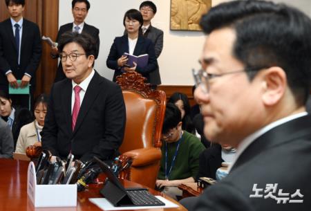 권성동(왼쪽) 국민의힘 원내대표와 박찬대 더불어민주당 원내대표가 17일 국회 의장실에서 열린 국회의장 주재 양당 원내대표 회동에 참석해 우원식 국회의장의 발언을 듣고 있다.