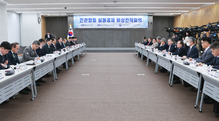 안덕근 산업통상자원부 장관은 17일 서울 삼성동 한국무역협회 대회의실에서 박성택 산업부 1차관, 최남호 산업부 2차관, 정인교 통상교섭본부장과 이인호 한국무역협회 부회장, 박일준 대한상공회의소 부회장, 최병오 한국섬유산업연합회장, 박태성 한국배터리산업협회 부회장을 비롯한 정부, 경제단체 및 주요 업종별 협회 관계자들이 참석한 가운데 열린 '민관합동 실물경제 비상 전략회의'를 주재하고, 인사말을 한 후 산업, 에너지, 통상 분야의 주요 현안 등을 논의하였다. 산업부 제공