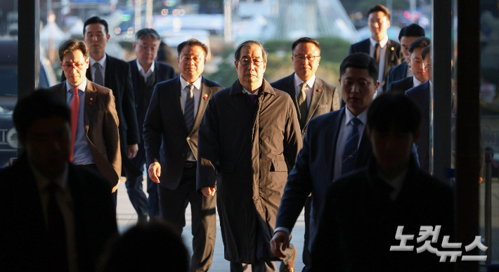 한덕수 대통령 권한대행 겸 국무총리가 15일 오후 우원식 국회의장을 예방하기 위해 국회 본관으로 들어서고 있다. 국회사진취재단