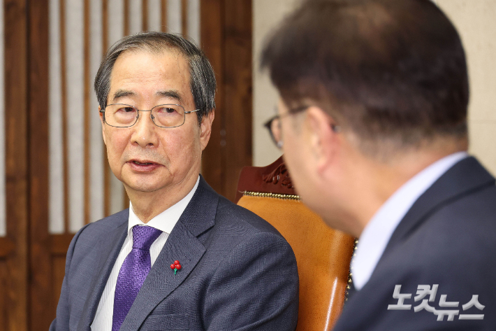 한덕수 대통령 권한대행 겸 국무총리가 15일 오후 국회에서 우원식 국회의장을 예방하고 있다. 국회사진취재단