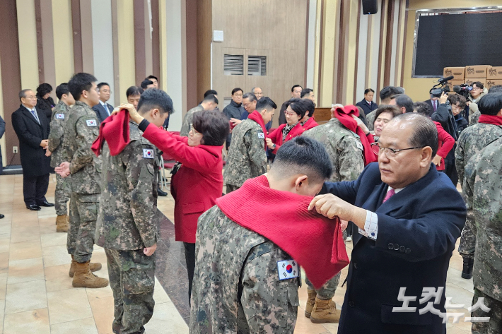 여의도순복음교회 장로회와 권사회 봉사자들이 국군 장병들에게 머플러를 둘러주고 있다.