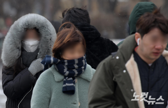 겨울 추위 속에 시민들이 출근길을 재촉하고 있다. 박종민 기자