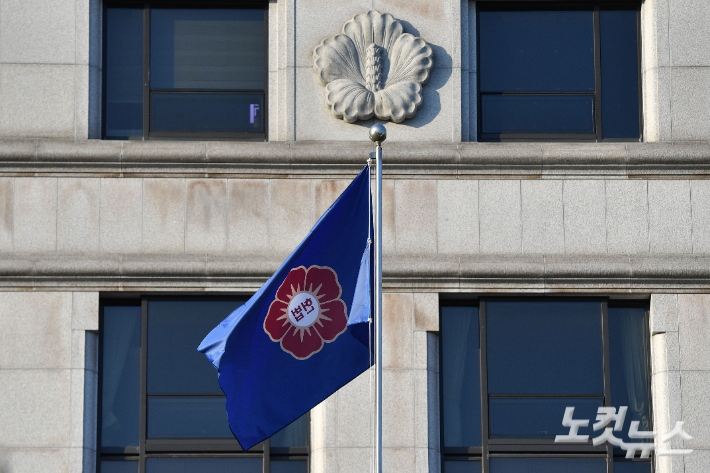 16일 오전 서울 종로구 헌법재판소의 모습. 윤석열 대통령의 탄핵심판 사건을 접수한 헌법재판소는 16일 첫 재판관 회의를 열고 본격적인 심리 절차에 착수한다. 류영주 기자