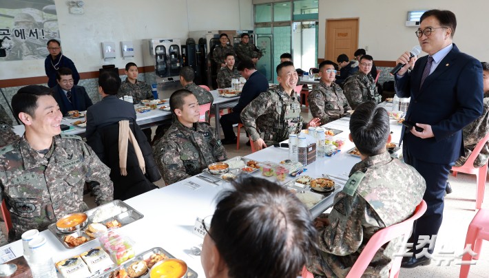 군 장병들과 만나는 우원식 국회의장