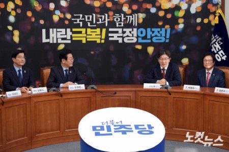 더불어민주당 이재명 대표(왼쪽)와 국민의힘 권성동 당대표 권한대행 겸 원내대표가 18일 서울 여의도 국회에서 만나고 있다.