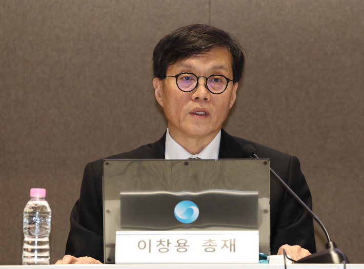 이창용 한국은행 총재가 18일 서울 중구 한국은행에서 열린 2024년 상반기 물가안정목표 운영상황 점검 설명회에서 발언하고 있다. 연합뉴스