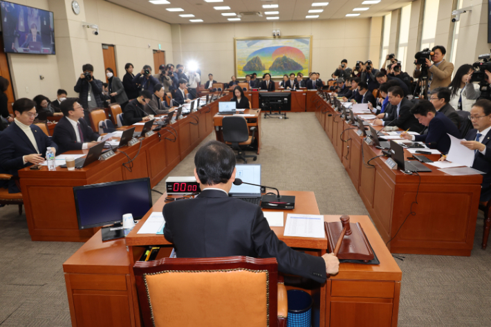 18일 서울 여의도 국회에서 열린 정무위원회 전체회의에서 윤한홍 위원장이 의사봉을 두드리고 있다. 연합뉴스