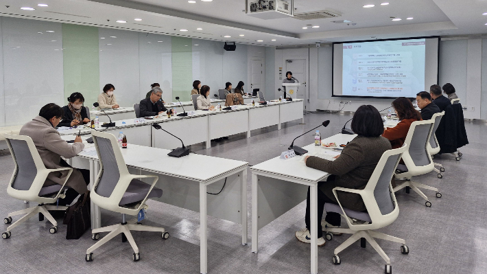 광주광역시는 18일 시청 소회의실에서 기관·학계‧현장 전문가 등이 참석한 가운데 '고령친화도시조성위원회'를 열어 '광주시 고령친화도시 조성 2024년도 실행계획 점검 및 2025년도 시행계획'을 심의, 의결했다. 광주시 제공