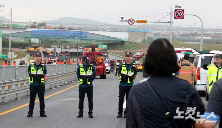 지난해 7월 발생한 '오송참사' 당시 실종자 가족이 사고 현장을 애타게 바라보고 있다. 최범규 기자