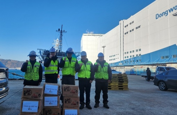 부산항만공사가 감천항 근로자들에게 한랭질환 예방물품을 지급했다. 부산항만공사 제공 