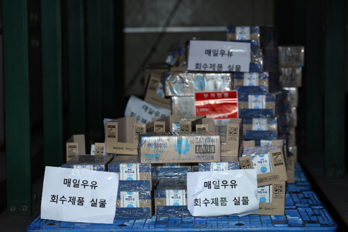 지난 16일 광주 광산구 운수동 매일유업 광주공장 창고에 회수된 세척수 혼입 제품이 쌓여있다. 연합뉴스