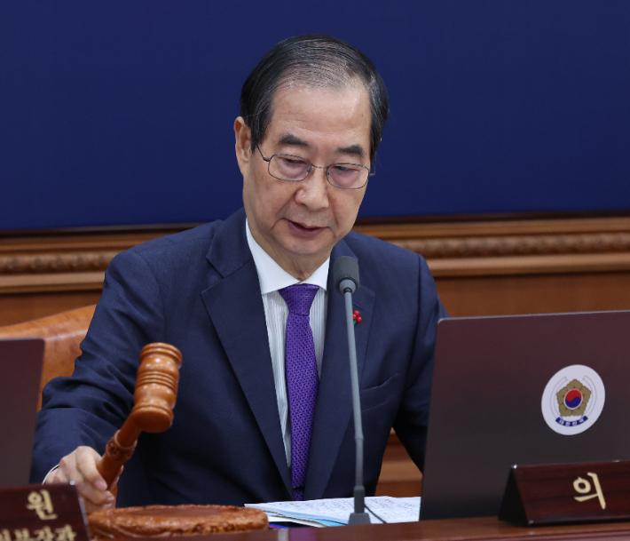 한덕수 대통령 권한대행 국무총리가 17일 서울 종로구 정부서울청사에서 열린 국무회의 개회를 선언하며 의사봉을 두드리고 있다. 연합뉴스