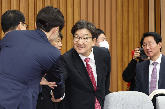 국민의힘 권성동 당 대표 권한대행 겸 원내대표가 17일 오전 국회에서 열린 원내대책회의에 입장해 참석한 의원들과 인사하고 있다. 연합뉴스