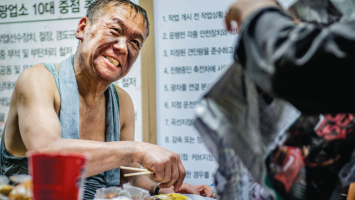 전남 화순광업소에서 한 노동자가 식사를 하고 있다. 기사와 무관한 사진. 전남 화순군 제공