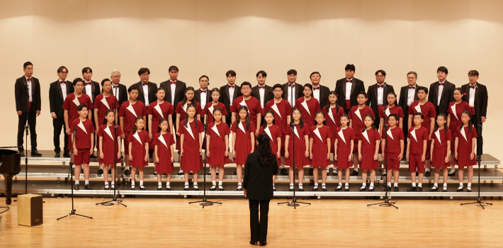 지난 14일 율콰이어 소년소녀합창단과 율맨콰이어 남성합창단의 제5회 정기연주회가 한림대학교 일송아트홀에서 성황리에 열렸다. 율콰이어 소년소녀합창단 제공