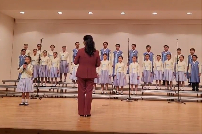 율콰이어 소년소녀합창단원인 엄예은 양(사진 왼쪽)이 제5회 정기연주회에서 아베 마리아(Ave Maria) 솔로 부분을 부르고 있다.  율콰이어 소년소녀합창단 제공