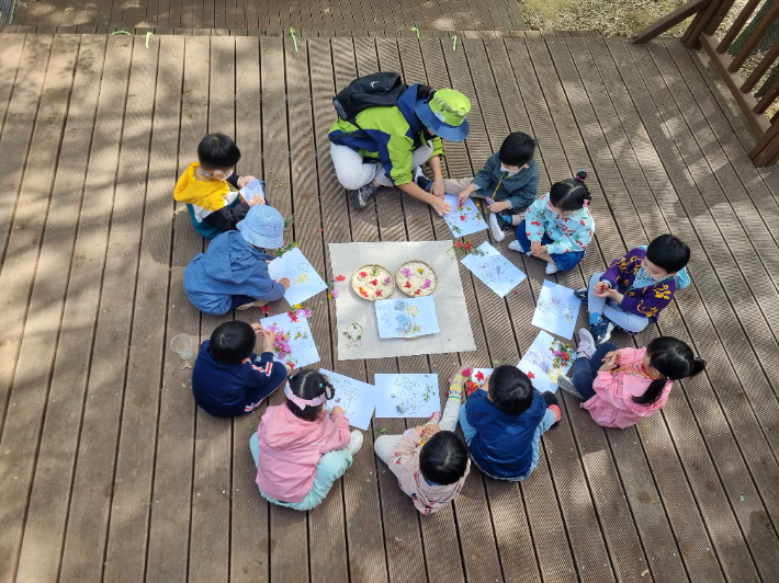 전주 유아숲체험원을 찾은 아이들이 숲 체험을 하고 있다. 전주시 제공