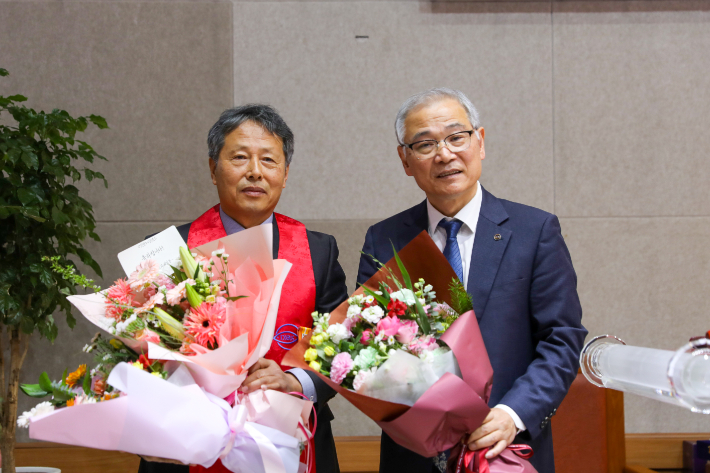 신임 회장 이현교 장로와 이임하는 이명휘 장로