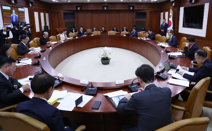 한덕수 대통령 권한대행 국무총리가 19일 정부서울청사에서 를 주재하고 있다. 연합뉴스