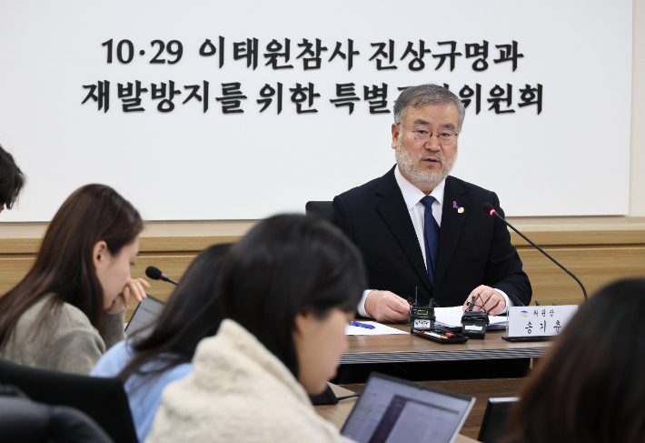 송기춘 이태원참사 특별조사위원회 위원장이 19일 오전 서울 중구 10.29이태원참사 진상규명과 재발방지를 위한 특별조사위원회에서 열린 특조위 출범 100일 기자간담회에서 발언하고 있다. 연합뉴스