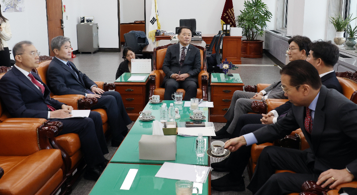 조태용 국가정보원장, 황원진 국정원 2차장이 19일 오전 국회 정보위원회에서 열린 러-우크라전 북한군 참전 관련 비공개 간담회에서 신성범 국회 정보위원장, 국민의힘 권성동 대표 권한대행 겸 원내대표 등과 대화를 나누고 있다. 연합뉴스