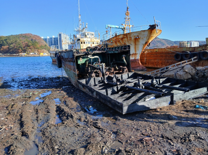 부산지방해양수산청은 남해지방해양경찰청, 부산항만공사 등 관계기관과 협력해 부산 북항 4·5물양장에 방치된 노후 선박 7척을 자진 이동 또는 폐선 조치했다. 부산지방해수청 제공