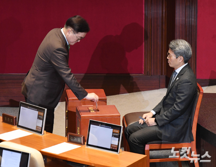 우원식 국회의장이 14일 오후 제419회 국회(임시회) 제4차 본회의에 참석해 대통령 탄핵소추안 표결 후 투표용지를 투표함에 넣고 있다. 황진환 기자