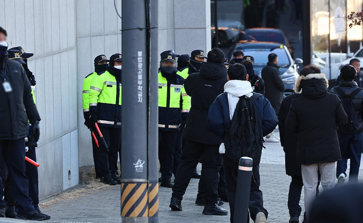 경찰들이 서울 용산구 한남동 대통령 관저 앞에서 경계근무를 서고 있다. 연합뉴스