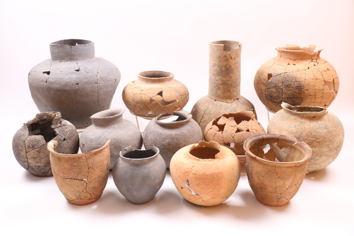 군산 미룡동 고분군에서 올해 발굴된 토기류. 군산시 제공 