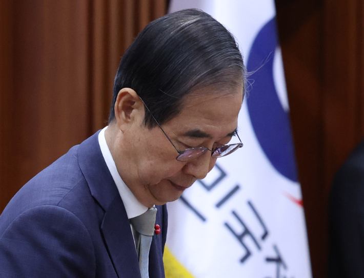 한덕수 대통령 권한대행 국무총리가 19일 정부서울청사에서 열린 국정현안관계장관회의에 입장하고 있다. 연합뉴스