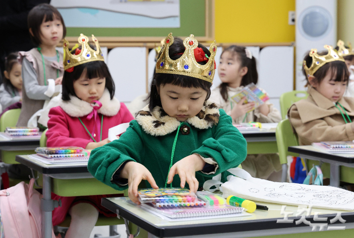 초등학교 1학년 신입생들이 교실에서 필기구를 정리하고 있다. 박종민 기자