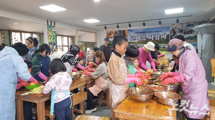 지난 5일 사랑어린학교에서 학생들과 학부모, 교사들이 함께 모여 김장을 담그고 있다. 박사라 기자 