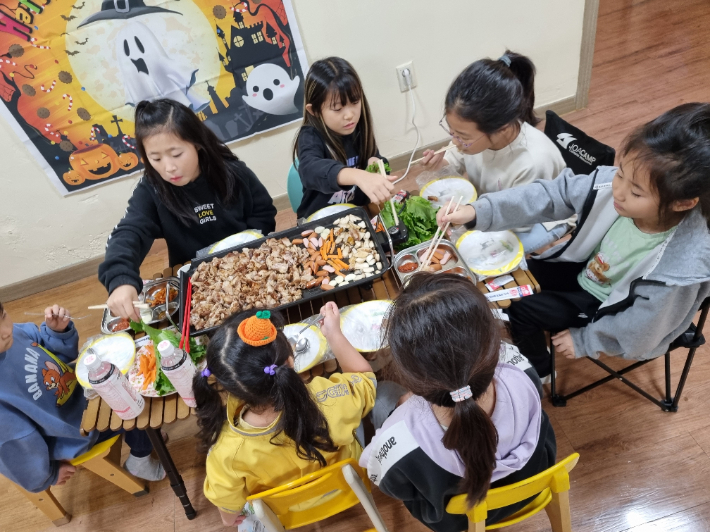 마을돌봄터에 모인 아이들이 삼겹살 파티를 하고 있다. 온누리아동돌봄센터 제공