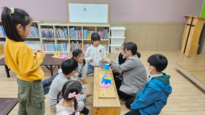 마을돌봄터에서 아이들이 수업을 하고 있다. 평안하고 든든한 교회 제공