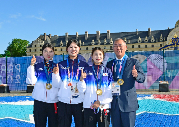 정의선 회장(맨 오른쪽)이 2024 파리올림픽에서 여자 단체전 금메달을 따낸 대표팀과 함께 프랑스 파리 앵발리드에서 기념 촬영을 하고 있다. 현대차그룹 제공