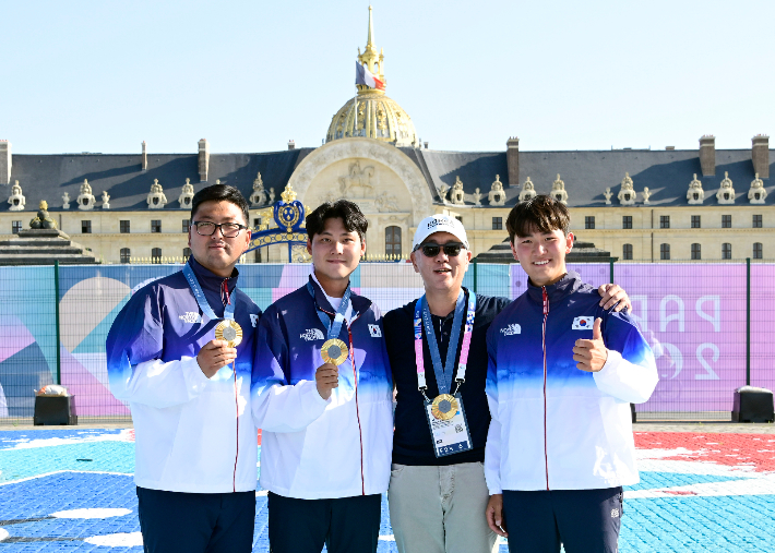 정의선 회장(오른쪽에서 두번째)이 2024 파리올림픽에서 남자 단체전 금메달을 따낸 대표팀과 함께 프랑스 파리 앵발리드에서 기념 촬영을 하고 있다. 현대차그룹 제공