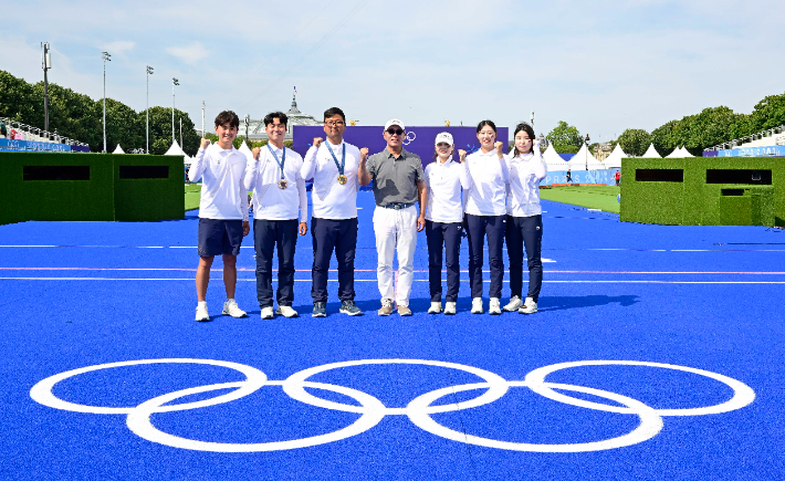 정의선 회장(가운데)이 2024 파리올림픽 양궁 국가대표 선수단과 함께 프랑스 파리 앵발리드에서 기념 촬영을 하고 있다. 현대차그룹 제공