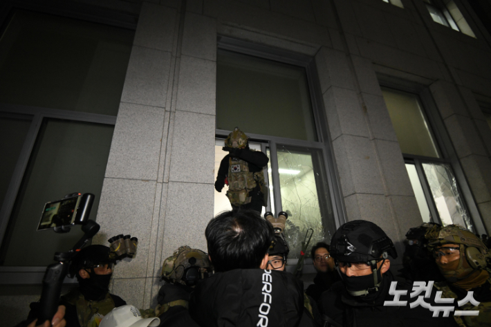 윤석열 대통령이 3일 밤 비상계엄을 선포한 가운데 4일 새벽 계엄군이 서울 여의도 국회 경내로 진입하고 있다. 박종민 기자