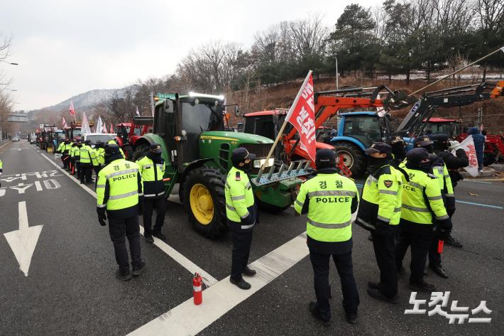 경찰에 상경 막힌 트렉터들