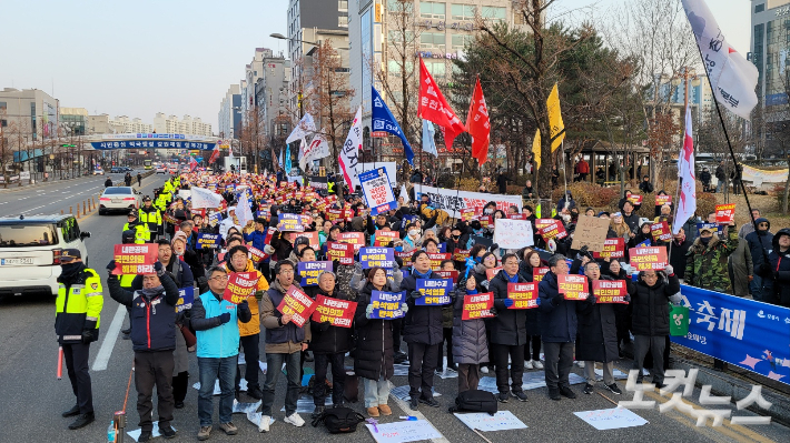 윤석열 정권퇴진 강원운동본부는 21일 오후 3시 강릉시 교동에 위치한 권 원내대표의 지역구 사무실 앞에서 윤 대통령 탄핵과 즉각 체포, 권성동 의원 사퇴 등을 촉구하는 강원도민대회를 개최했다. 전영래 기자