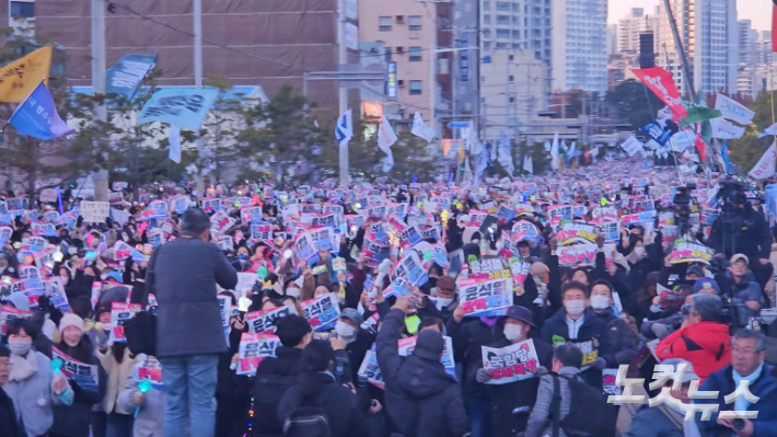 "탄핵 인용될 때까지" 부산서 정권 퇴진 시민대회 이어져