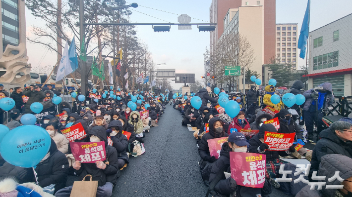 촛불행동은 21일 오후 4시 30분부터 헌법재판소 인근인 서울 종로구 안국역 3번 출구 앞에서 '대통령 탄핵 촉구' 120차 촛불문화제를 열었다. 민소운 기자