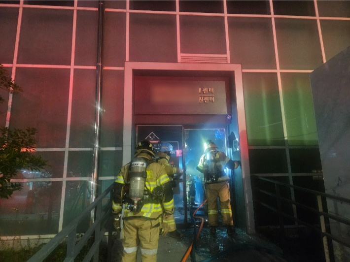 동해남부선 거제역 안에 있는 청년 창업 지원 센터에서 불이 났다. 부산소방재난본부 제공